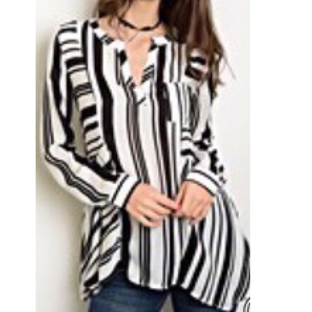 Black & white lightweight top w review